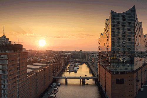 Blick auf die Elbphilharmonie mit untergehender voller Sonne in Hamburg