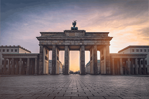 Blick auf das Brandenburger Tor in Berlin abends