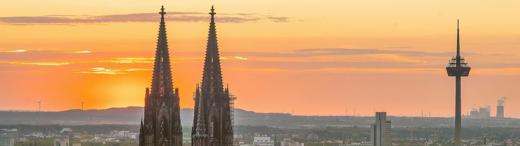 Kölner Dom mit untergehender Sonne Horizont